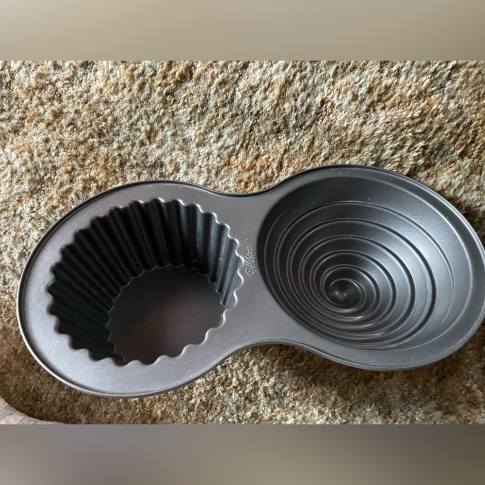Cake pan shaped into a large muffin! Wilton brand! Used once! Non stick type